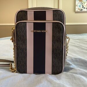 Like new Michael Kors small crossbody purse